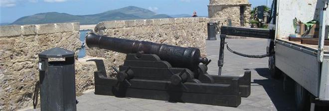 Cannoni sui Bastioni Marco Polo, Alghero, Sardegna