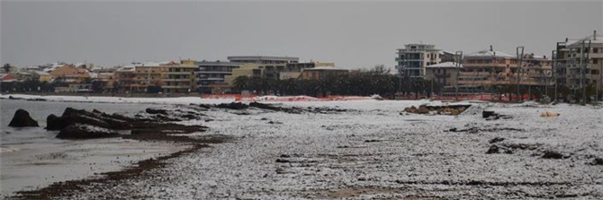 Neve sulla spiaggia algherese