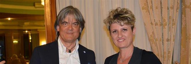 Lina Ambrosanio collaboratrice del ristorante Da Bruno di 
Fertilia
riceve l'attestato di partecipazione dal giornalista Renato Malaman.