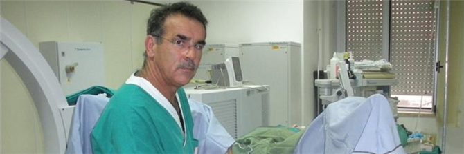 Il direttore di Urologia Angelo Tedde durante un intervento